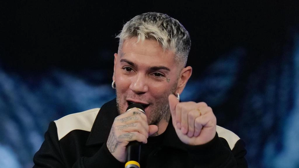 Emis Killa annuncia su Instagram la sua rinuncia a Sanremo dopo l'indagine a suo carico, ringraziando Carlo Conti.