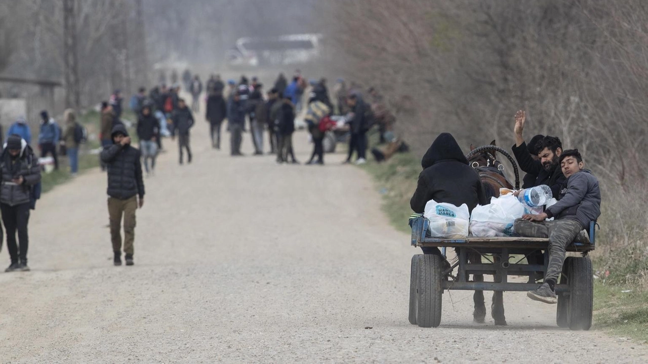 La Turchia avvia la costruzione di un muro di 8,5 km al confine con Grecia e Bulgaria per contenere l'immigrazione verso l'UE.