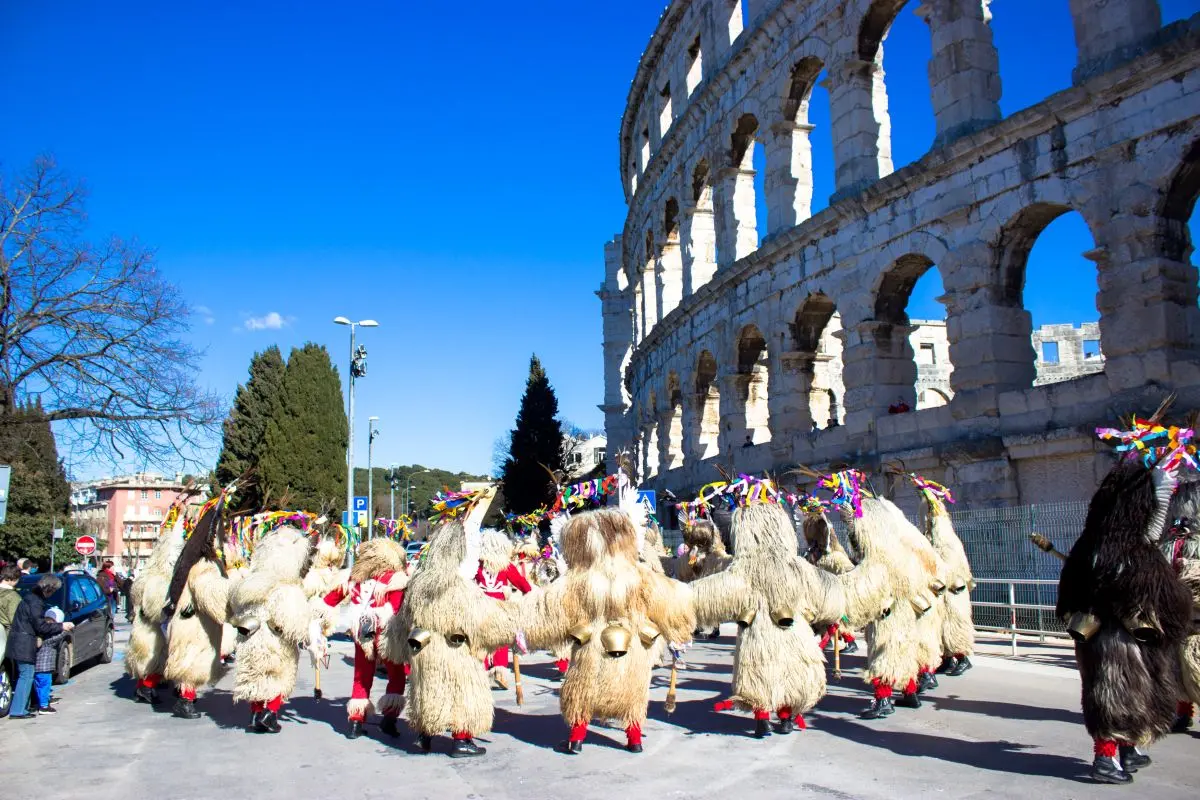 Il Carnevale, la quinta stagione dell’Istria: le feste più belle e i dolci tipici