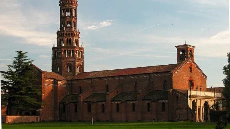 Un monastero millenario alle porte di Milano. L’abbazia benedettina lombarda è uno scrigno di gioielli, un luogo di raccoglimento. Nonché patria del Grana Padano