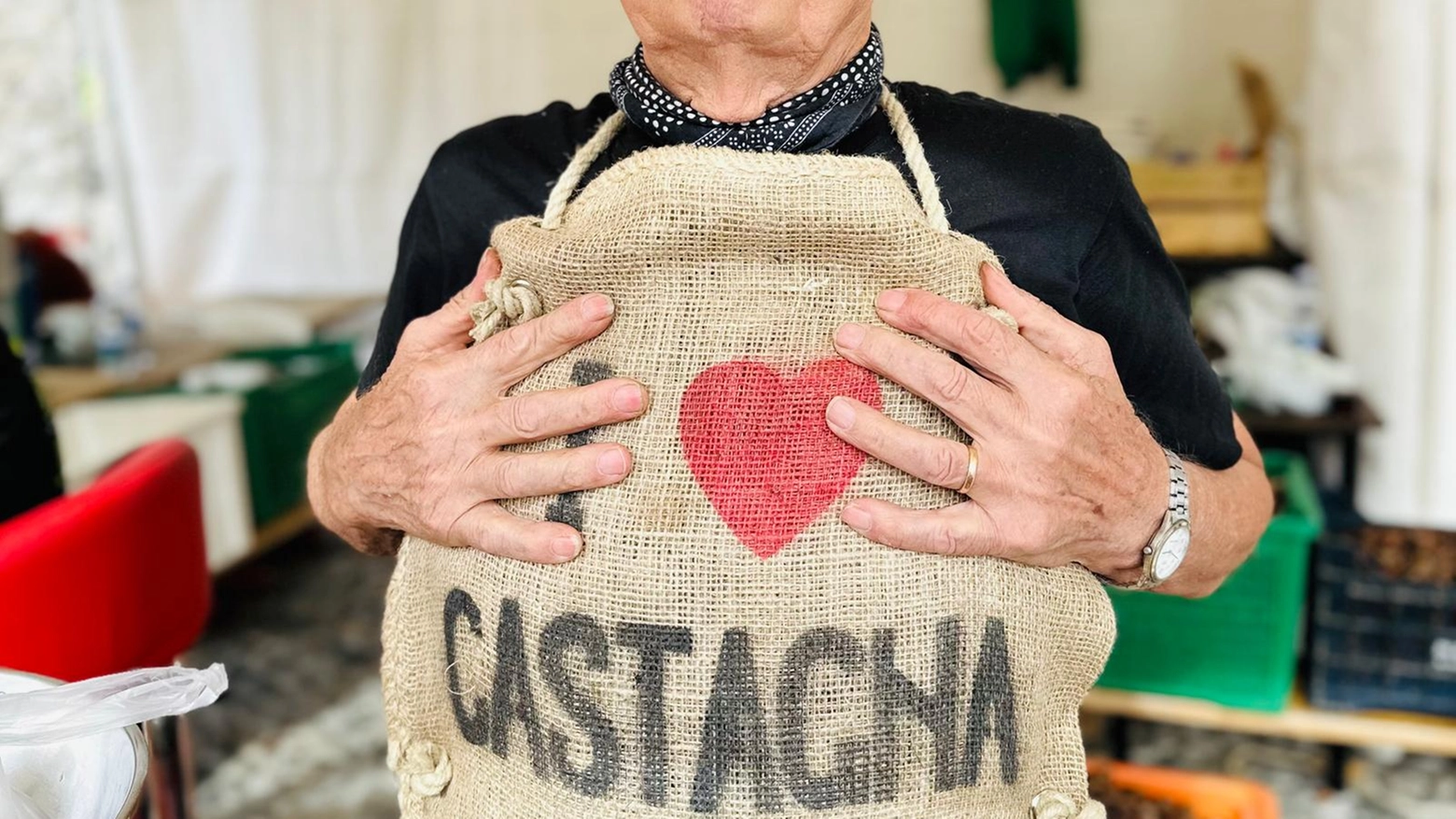 'I love Castagna' scritto sui sacchi di iuta usati come grembiule: è la Sagra di Montefiore Conca