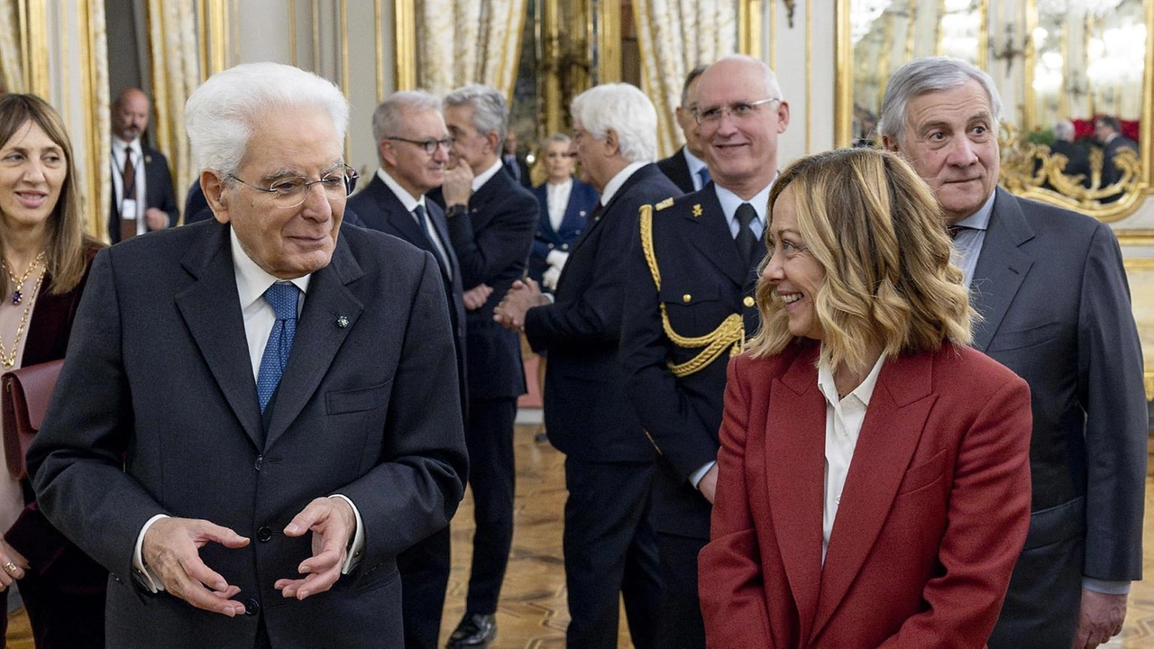 Meloni esprime apprezzamento per il messaggio di Mattarella, sottolineando patriottismo, giovani e impegno globale.