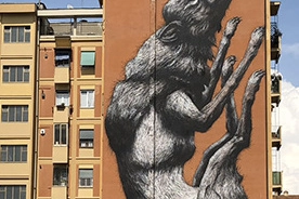 Un’interpetazione della lupa capitolina, simbolo di Roma, sul muro in un edificio nel quartiere del Testaccio. È opera dello street artist belga Roa