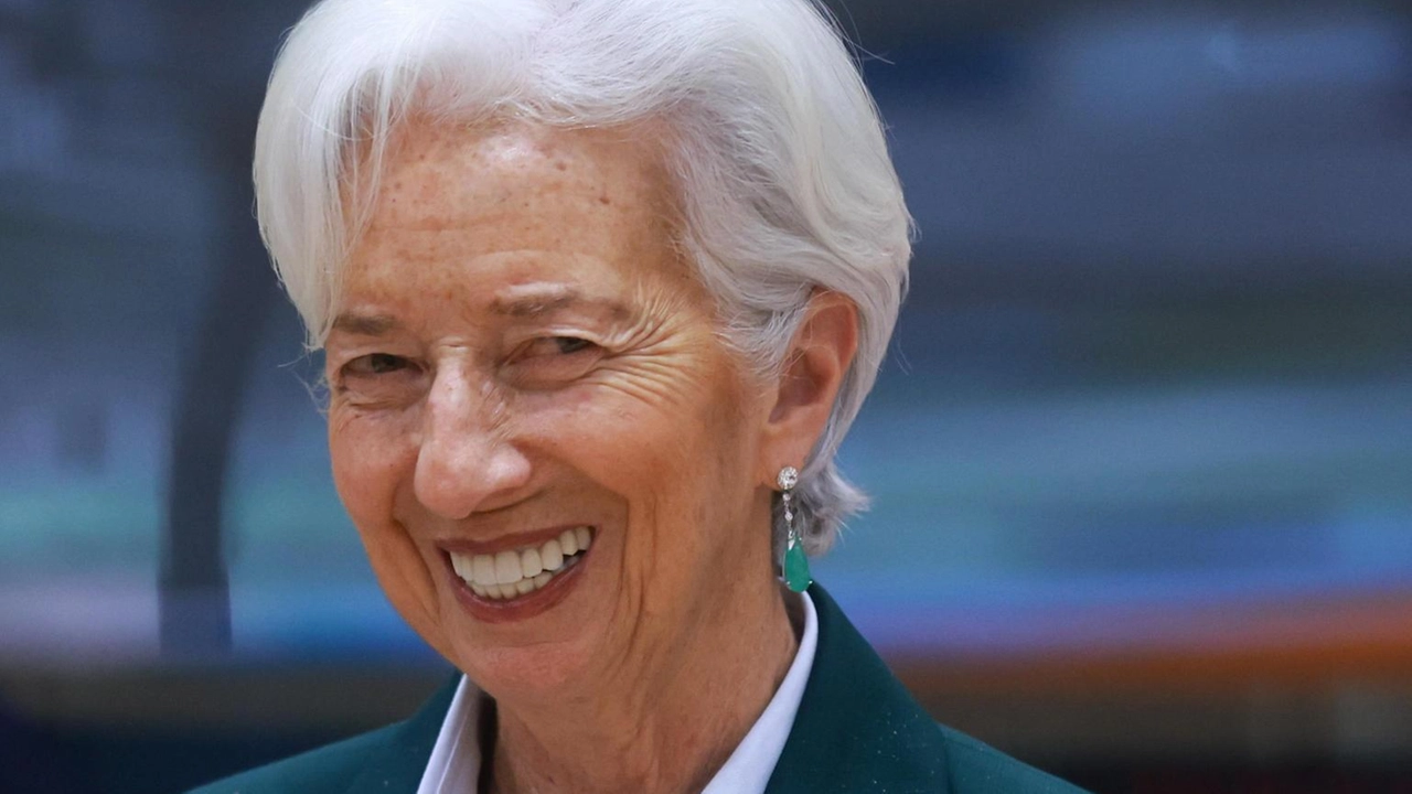 Lagarde avverte che l'UE deve sfruttare il mercato interno per rispondere ai dazi minacciati da Trump. Il dialogo è essenziale.