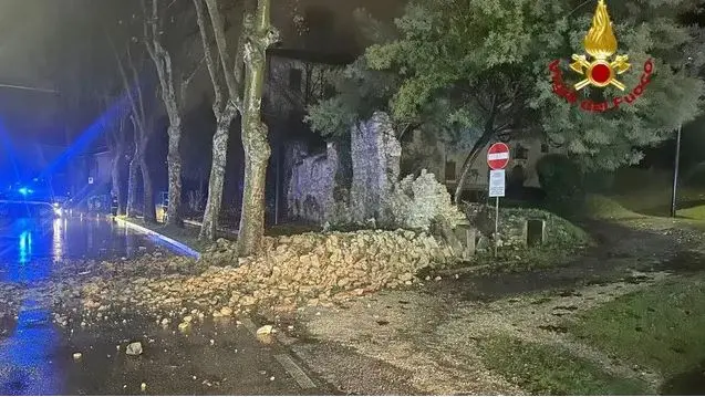 Crolla un muro della chiesa più antica di Vicenza. Detriti contro le auto in transito