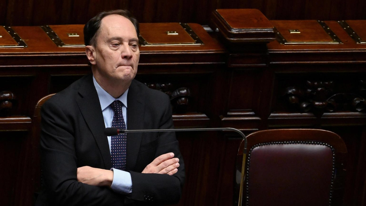 Il ministro Ciriani sottolinea le differenze regolamentari tra Camera e Senato che influenzano l'uso della fiducia.