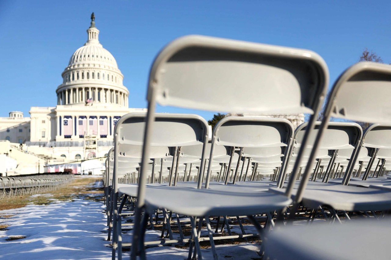 Sedie vuote davanti a Capitol Hill,  a Washington (Ansa)