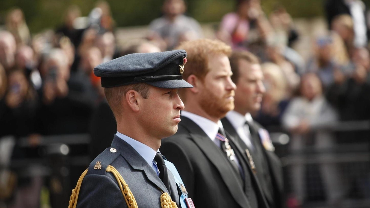 William e Harry si sono ritrovati al funerale dello zio mantenendo distanza e silenzio. La Royal Family riflette tensioni evidenti.