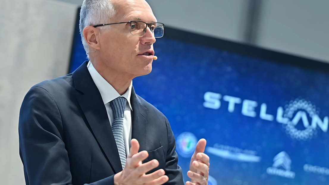 Carlo Tavares di Stellantis afferma che modificare le norme europee sulle emissioni di CO2 sarebbe surreale. L'industria automobilistica deve rispettare le regole esistenti e prepararsi per il futuro.