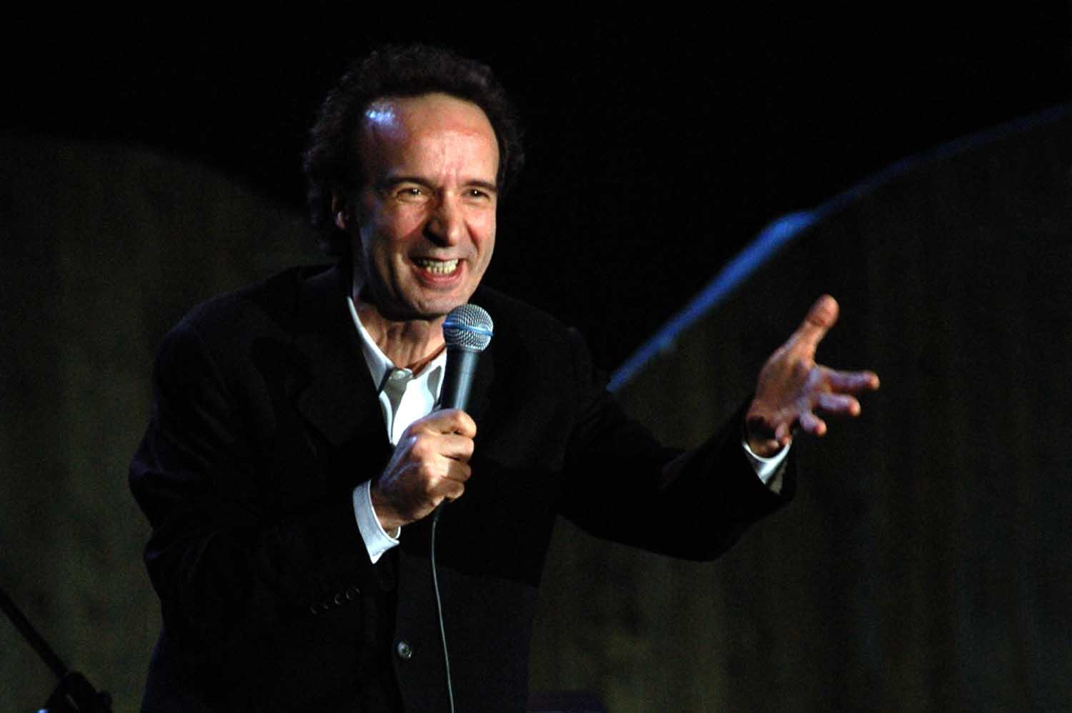 Tutti i duetti di Sanremo 2025 e le cover: il programma della quarta serata con Benigni