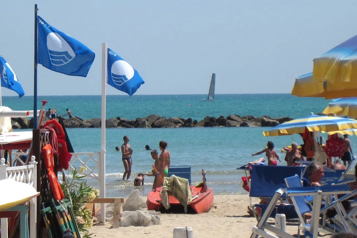 La spiaggia di Grottammare con le bandiere blu