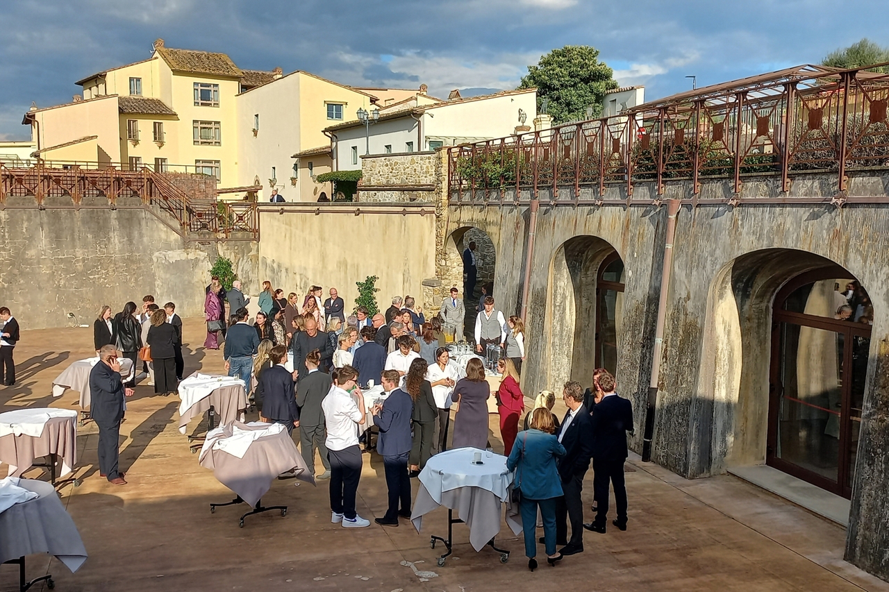 Un momento di festa e degustazione al Mulino durante la premiazione dei primi diplomati alla nuova accademia Hia