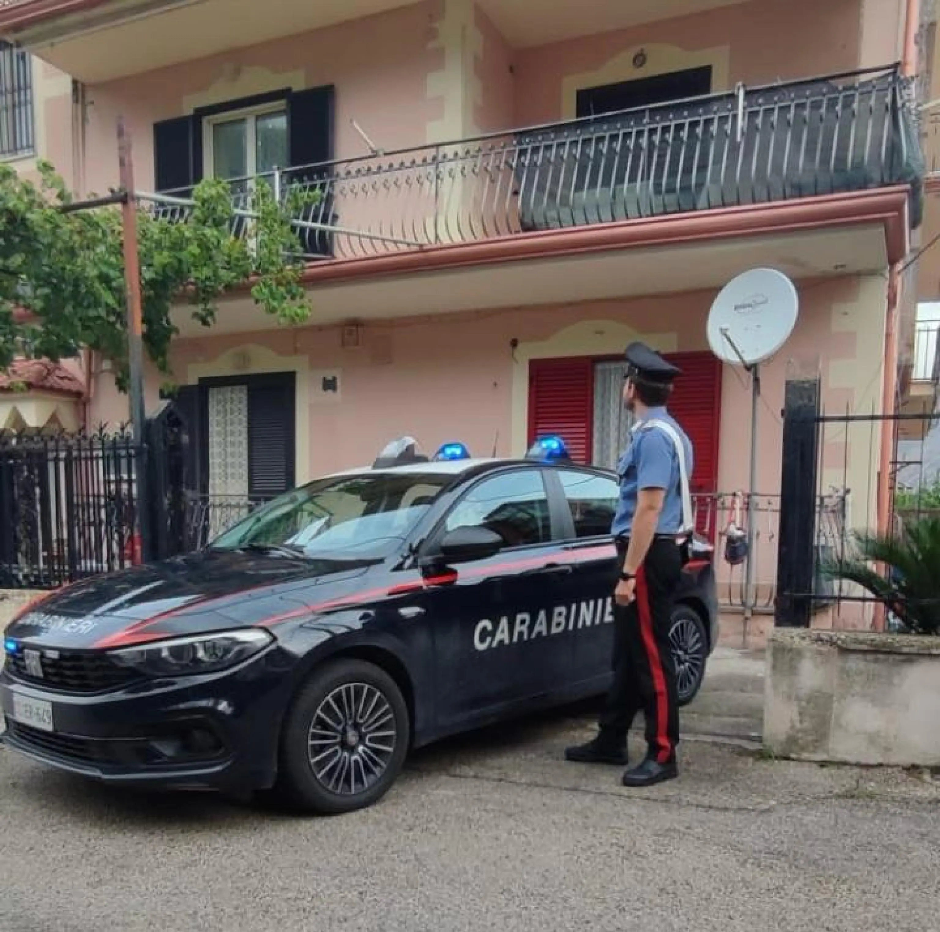 Caserta, strangola la moglie davanti ai figlioletti: fermato 30enne. “Bimbi in videochiamata mostrano il cadavere della mamma alla zia”