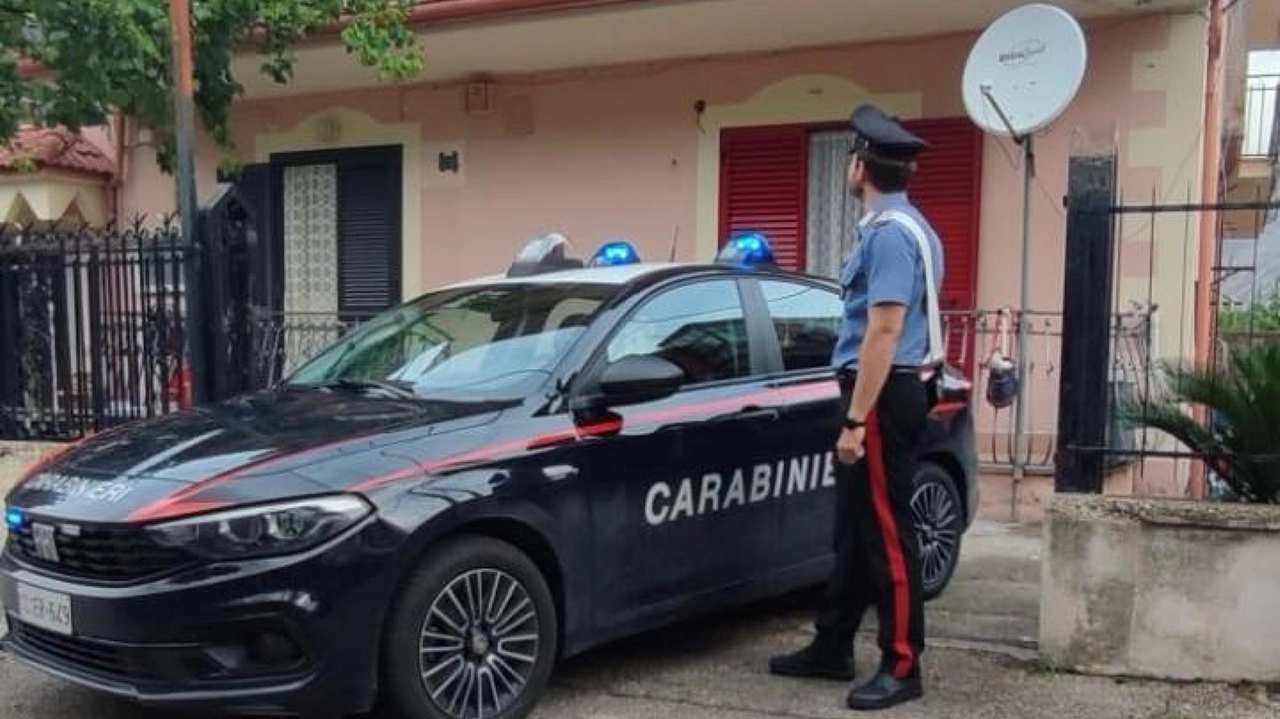 Carabinieri sul luogo, a San Felice a Cancello nel Casertano, dove un uomo ha ucciso la moglie davanti ai figli (Ansa)