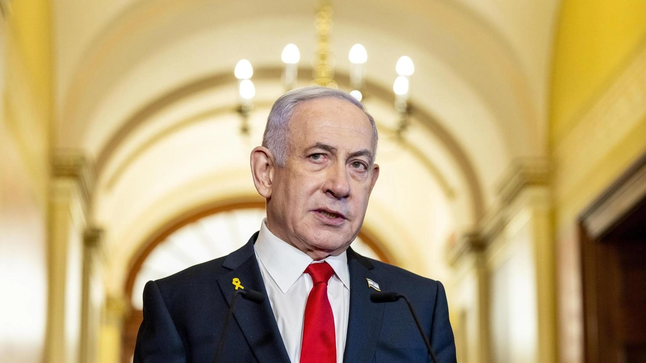 Il primo ministro Netanyahu sostiene il piano di Trump per il trasferimento dei palestinesi da Gaza, definendolo un'idea innovativa.