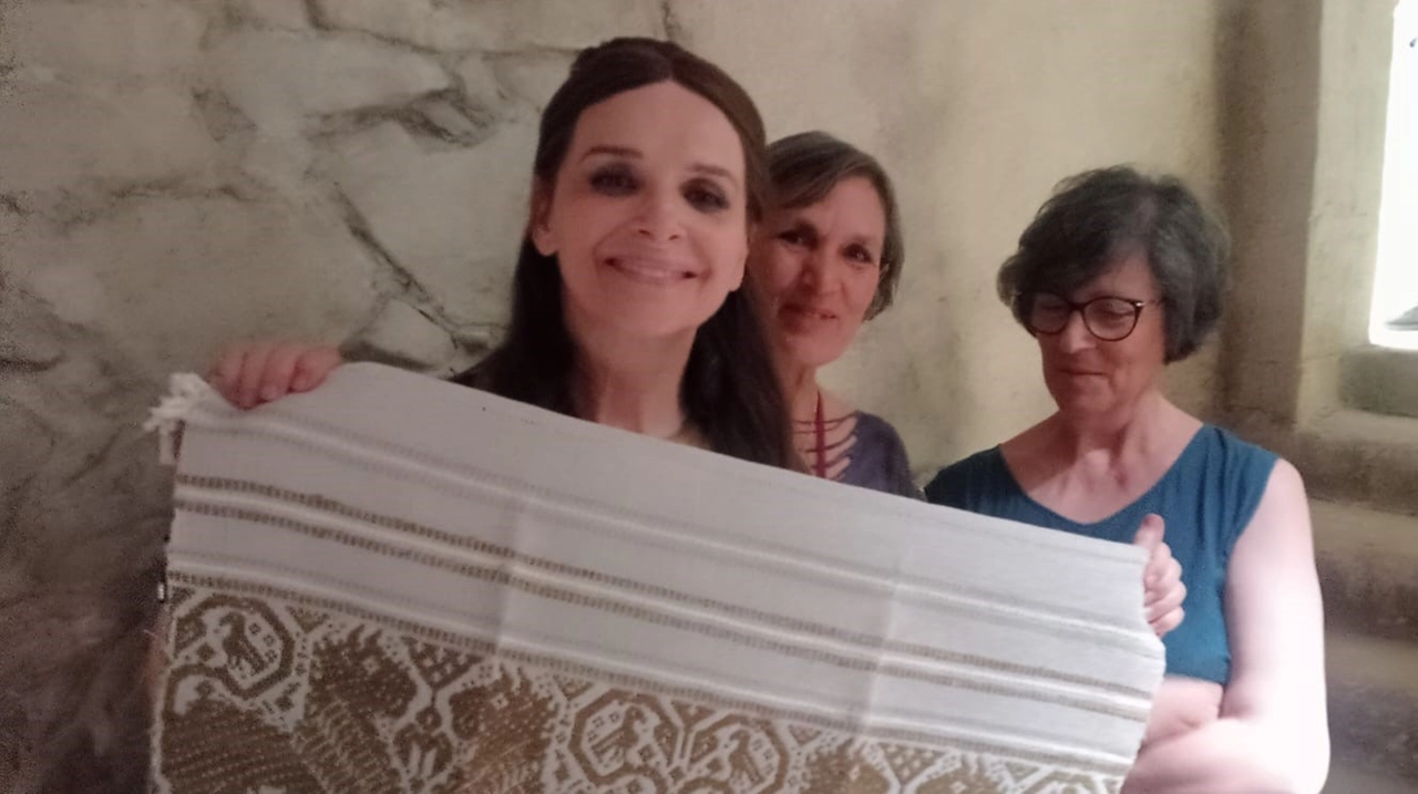 Juliette Binoche, 60 anni, con la tela realizzata e le artigiane Maria Giovanna Varagona e Patrizia Ginesi