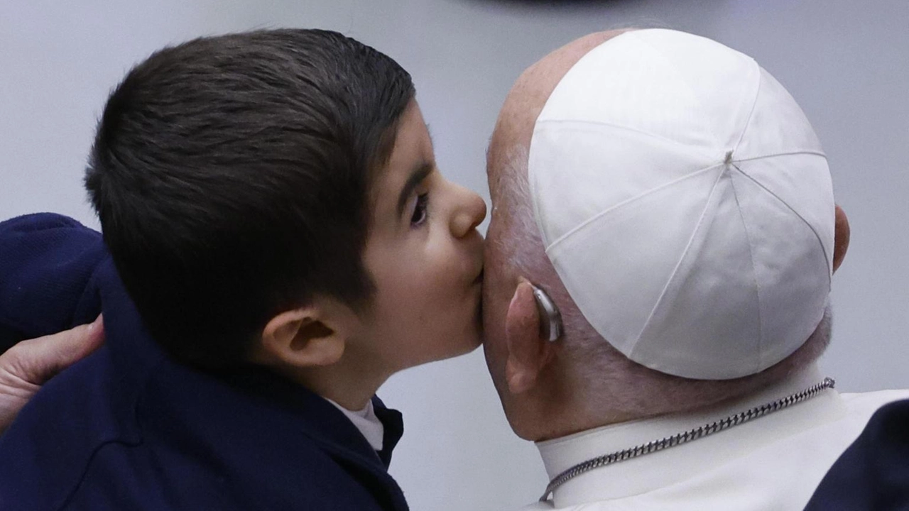 Il Papa esprime dolore per la situazione a Gaza e chiede un cessate il fuoco per Natale, nonostante la sua salute precaria.