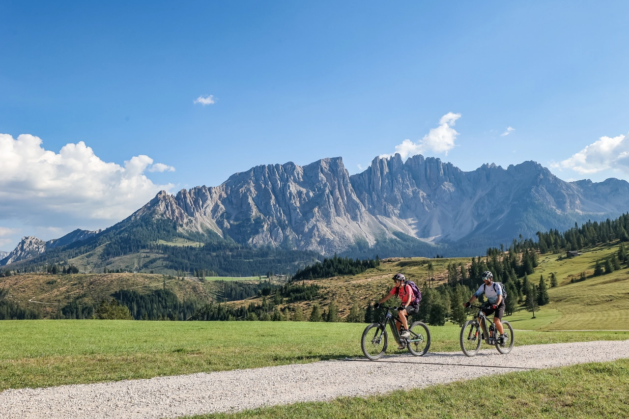 Val d'Ega, escursioni in Ebike (foto WESTSIDERS)