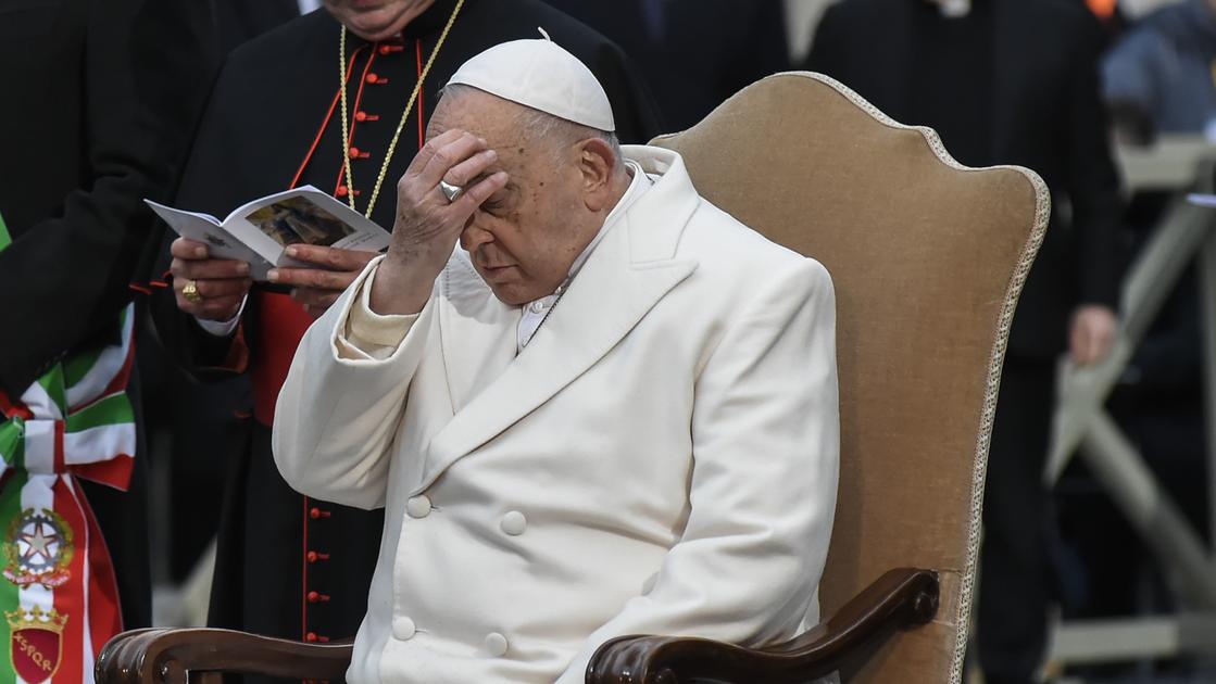 Angoscia per il Papa, si è aggravato. Bergoglio in prognosi riservata: “Condizioni critiche”