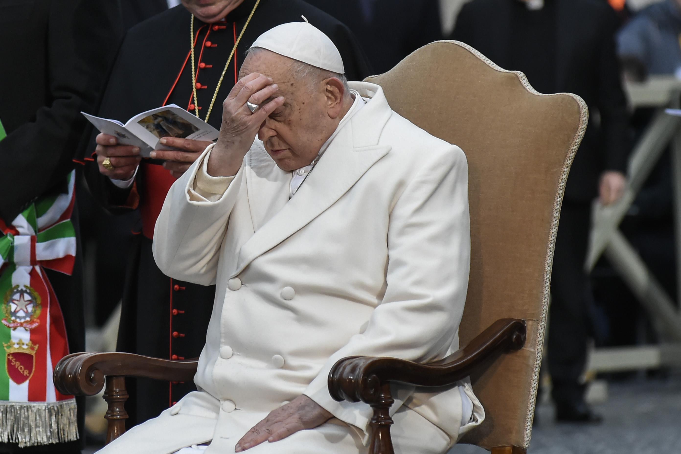 Angoscia per il Papa, si è aggravato. Bergoglio in prognosi riservata: “Condizioni critiche”