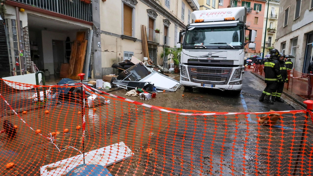 Fiume di fango invade il Vomero