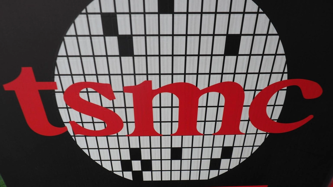 Donald Trump e TSMC annunciano un investimento di 100 miliardi di dollari per impianti di semiconduttori negli USA.