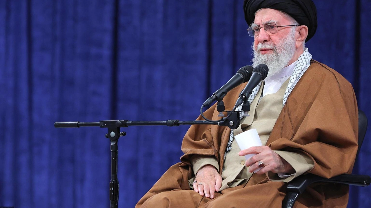 La Guida suprema Ali Khamenei ha graziato Mehdi Karroubi, leader delle proteste del 2009 in Iran, noto come movimento verde.