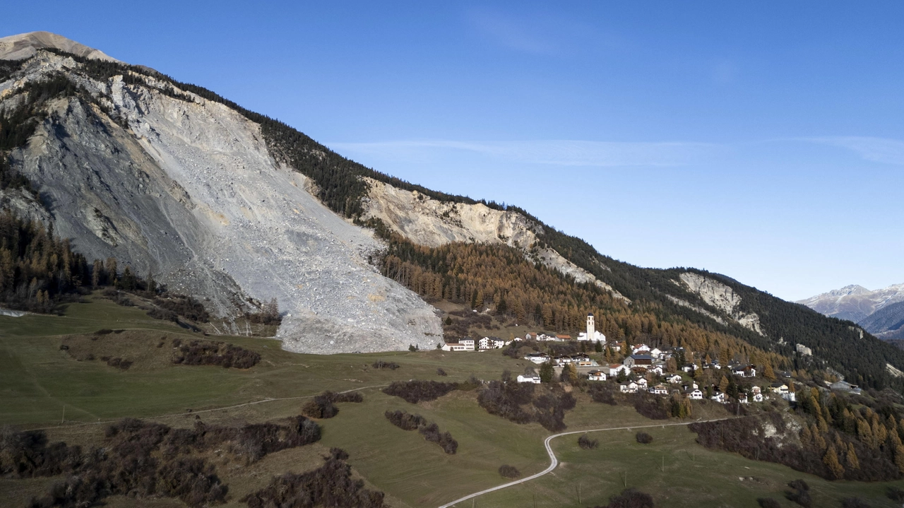 L'enorme frana che minaccia il paesino di Brienz, nei Grigioni