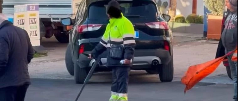 Agrigento, tombini coperti in fretta di bitume per l’arrivo di Mattarella. Poi la caccia con i metal detector per liberarli