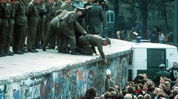 Il muro di Berlino cadeva 35 anni fa. La frase in diretta, la piccola folla che diventa oceano e quell’abbraccio infinito