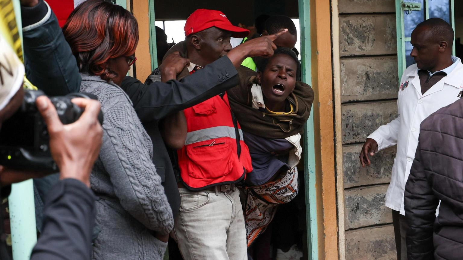 Almeno 70 bambini dispersi nel rogo nella scuola in Kenya