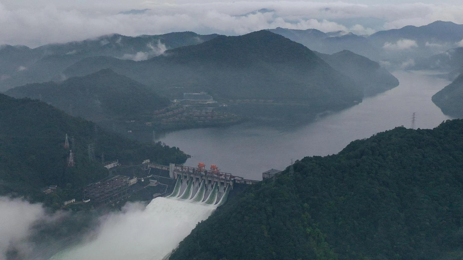 Crolla un ponte in Cina, oltre 30 dispersi e 11 morti accertati
