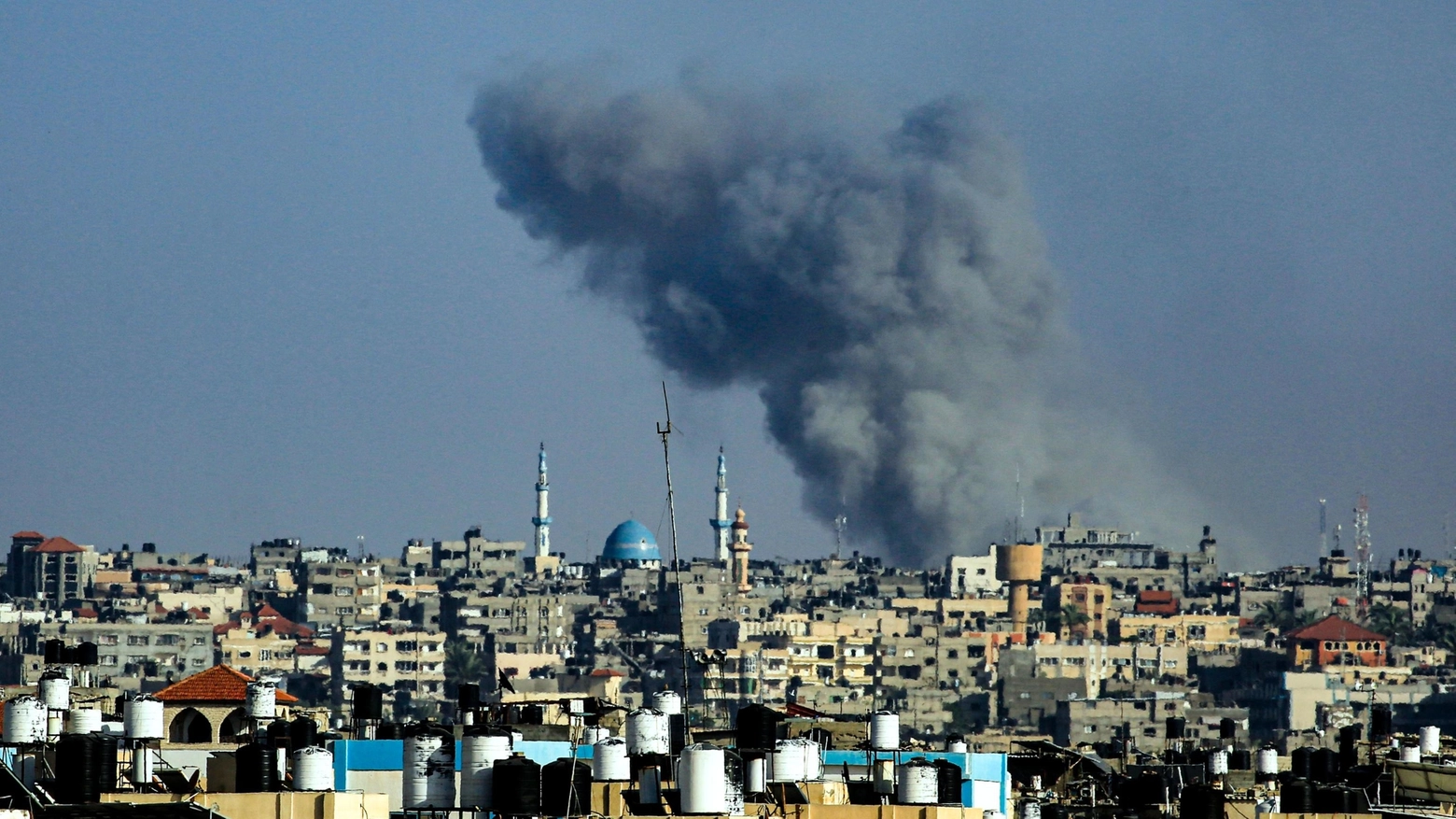 Gaza, un bombardamento su Rafah (foto Ansa)