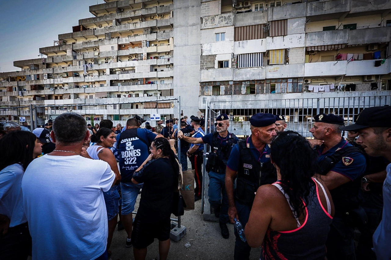 Gli sfollati dopo il crollo a Scampia