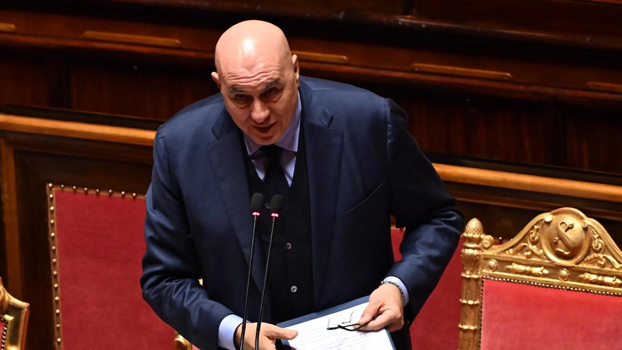 Il ministro Crosetto replica a Conte, difendendo la sua opinione sul principio grillino 'uno vale uno' e le istituzioni.