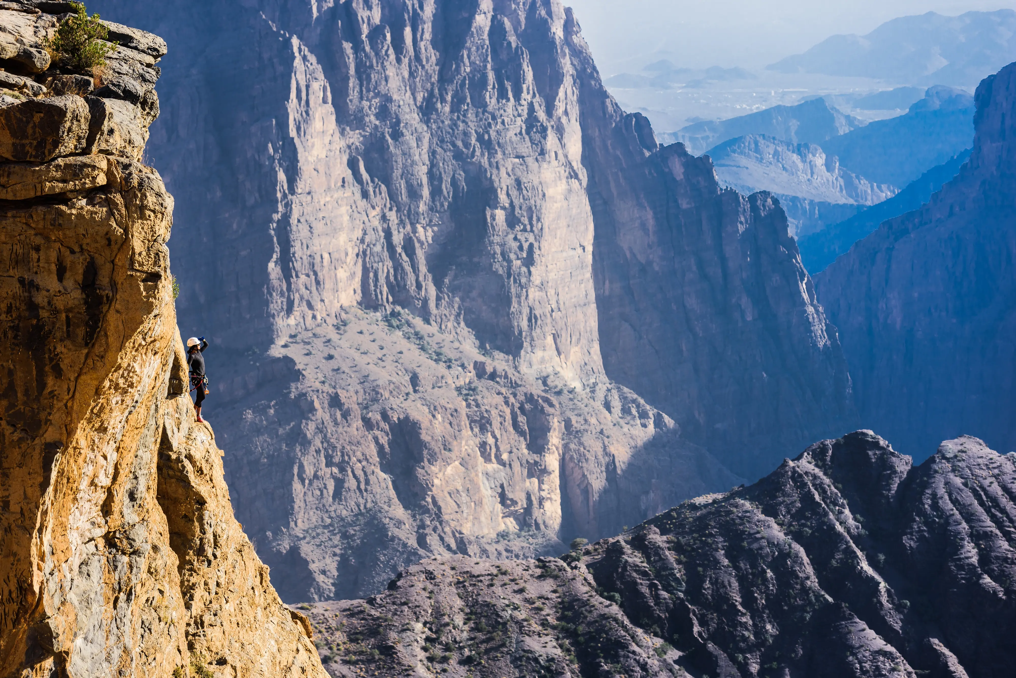 L’Oman ad alta quota: viaggio nella montagna verde dell’Hajar tra rose e melograni