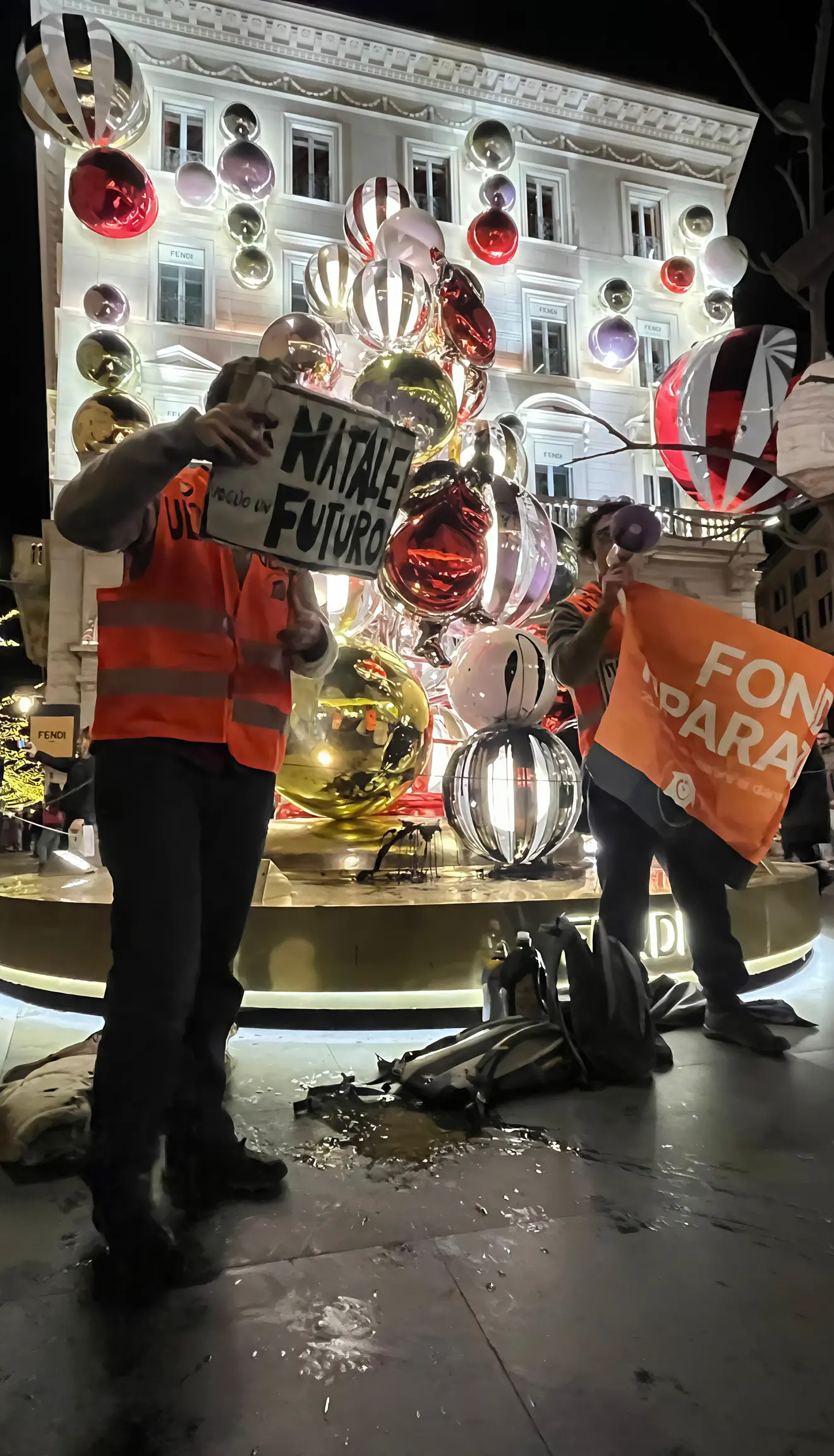 Blitz degli ambientalisti a Roma, vernice nera sull’albero di Fendi: "Per Natale vogliamo un futuro"