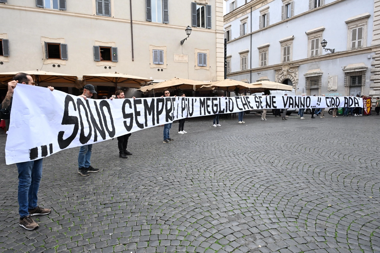 Lo striscione degli Irriducibili della Lazio ai funerali di Adamo Dionisi