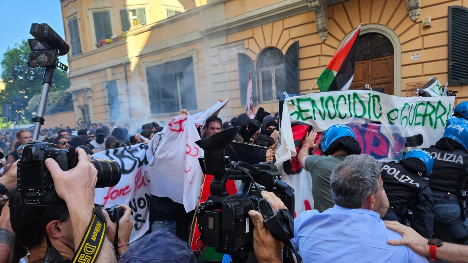 Corteo a Roma, scontri tra manifestanti e polizia