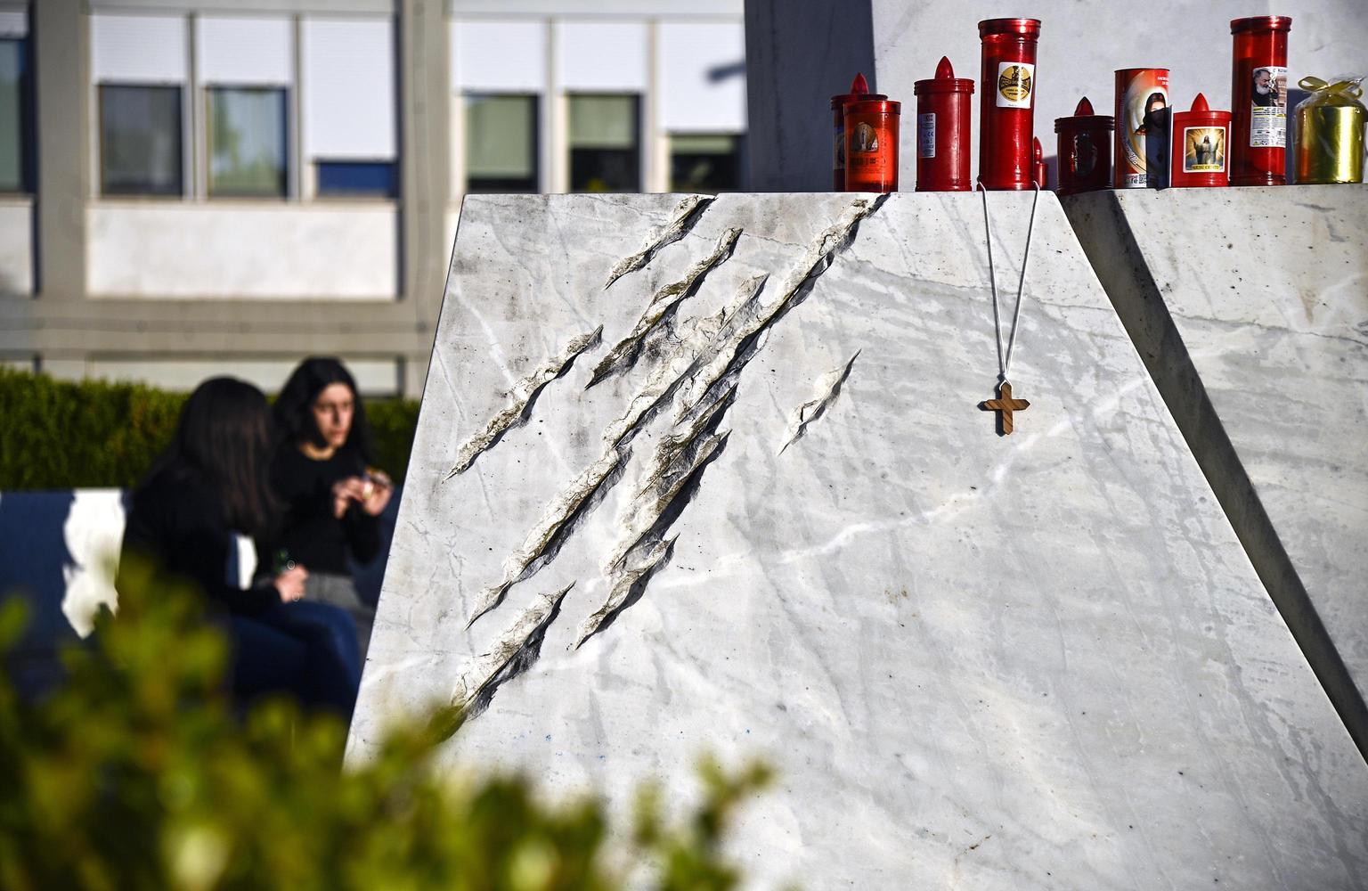 Sofferenza respiratoria per il Papa: le conseguenze della polmonite bilaterale