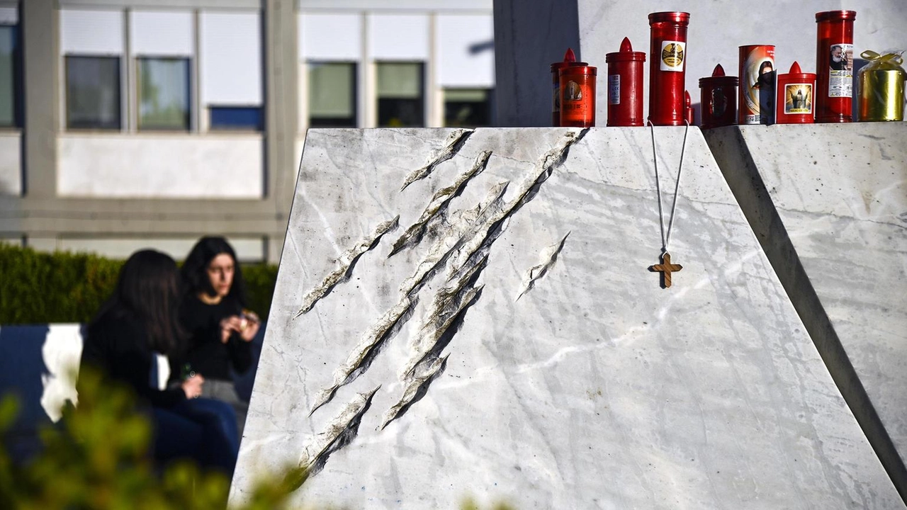 Il Papa affronta difficoltà respiratorie dovute alla polmonite bilaterale, ma i valori ematici restano stabili.