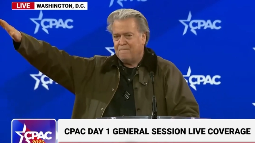 Steve Bannon e il gesto del braccio teso