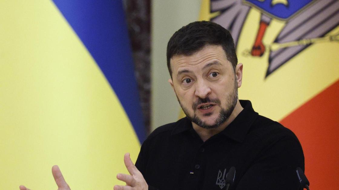 Zelensky affronta il congelamento degli aiuti USA: progetti ucraini in stallo