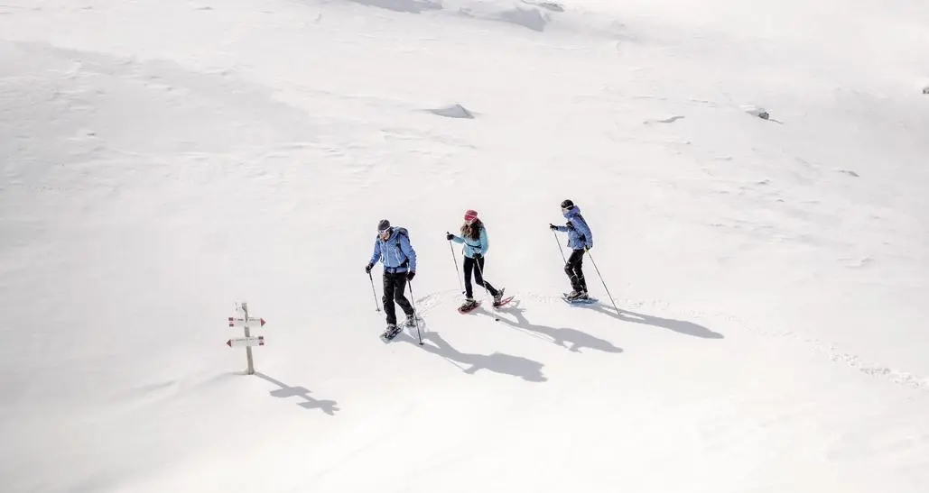 Le escursioni con le ciaspole sono un’alternativa alle discese particolarmente gradita dagli amanti dei paesaggi innevati. L’itinerario dell’Anello dell’Aia tocca uno degli angoli più suggestivi del sottogruppo delle Cime di Rava