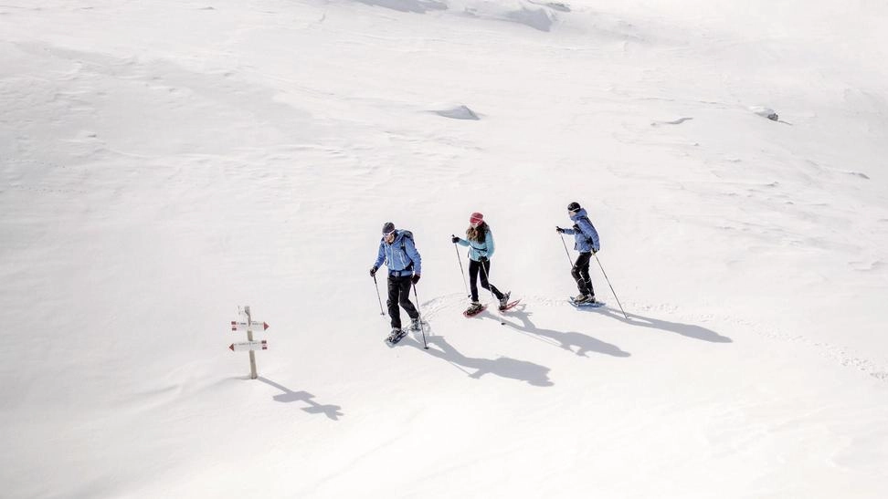 Le escursioni con le ciaspole sono un’alternativa alle discese particolarmente gradita dagli amanti dei paesaggi innevati. L’itinerario dell’Anello dell’Aia tocca uno degli angoli più suggestivi del sottogruppo delle Cime di Rava