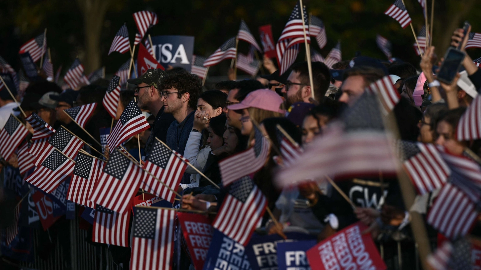 La folla al comizio di Kamala Harris all'Ellisse di Washington (Afp)