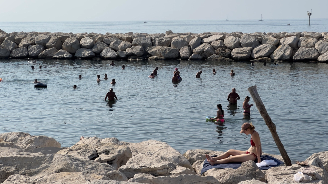 Divieto di balneazione sul lungomare di Napoli. 