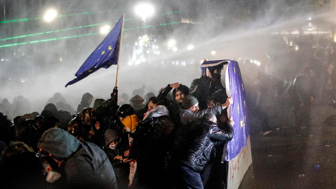 Georgia, proteste per il rinvio dell’adesione alla Ue. Folla in piazza con bandiere europee, la polizia usa lacrimogeni e idranti