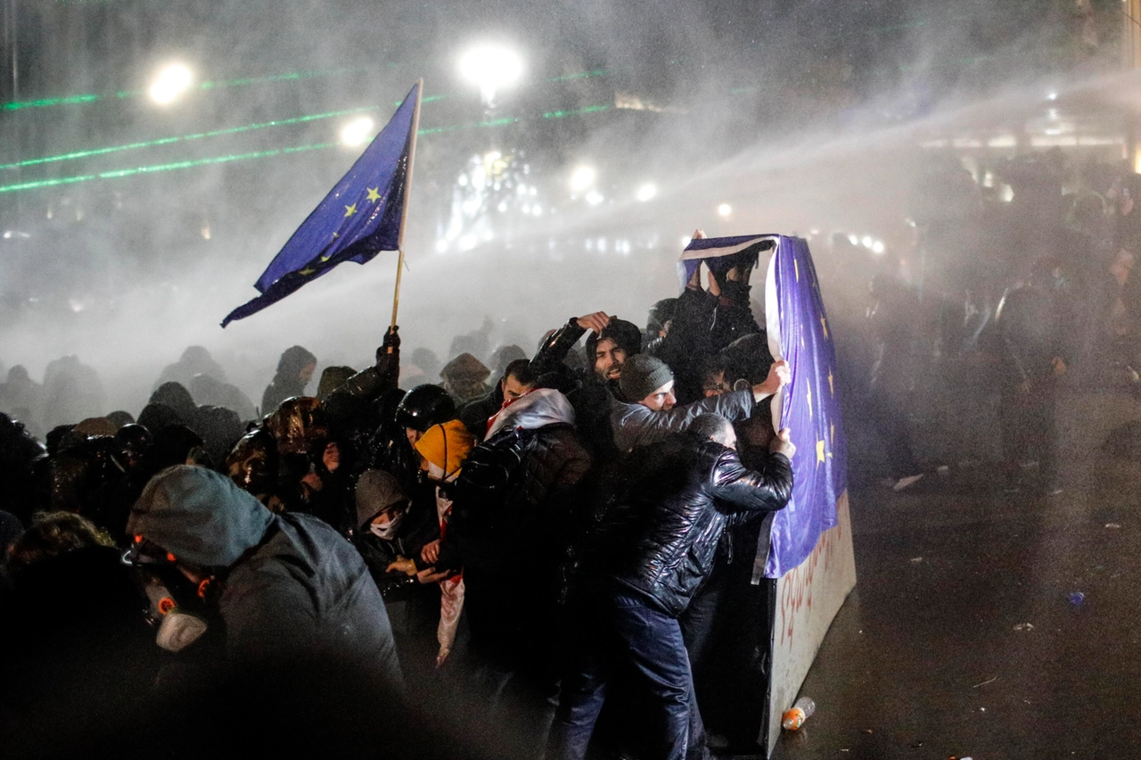 La polizia usa i cannoni ad acqua contro i manifestanti a Tbilisi