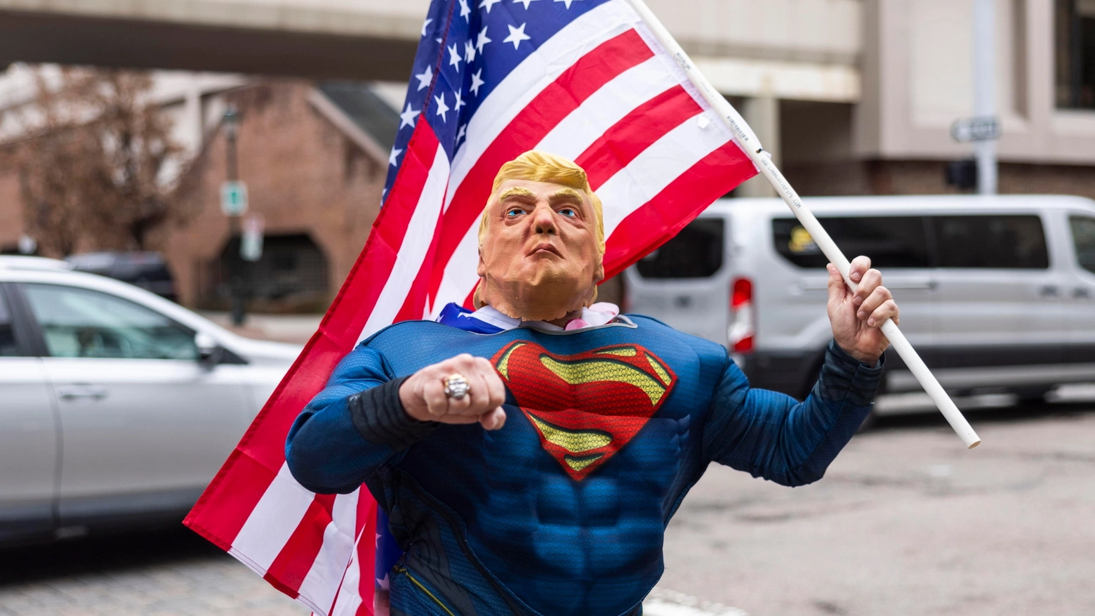 Un supporter di Trump, vestito da Superman e mascherato come il tycoon